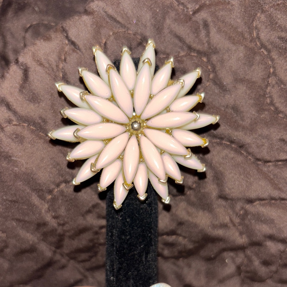 Elegant Cream Floral Adjustable Ring